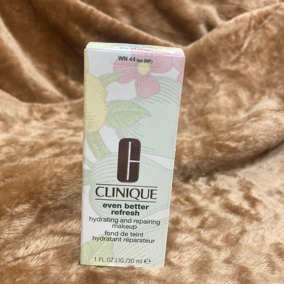 CLINIQUE EVEN BETTER REFRESH HYDRATING AND REPAIRING MAKEUP - Picture 3 of 6